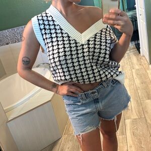 Princess Polly Black and White Houndstooth V-Neck Sweater